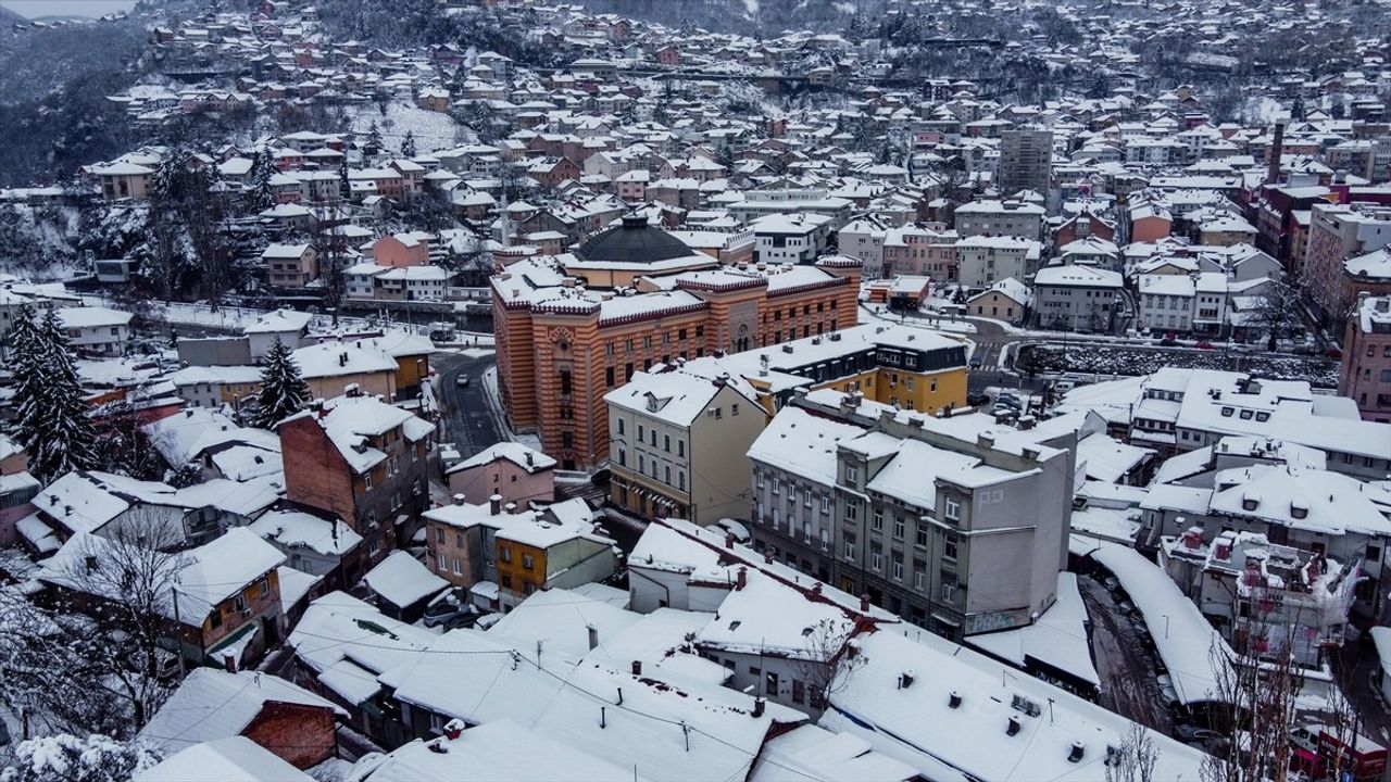Saraybosna'da Kar Yağışıyla Beyaza Bürünmüş Manzaralar