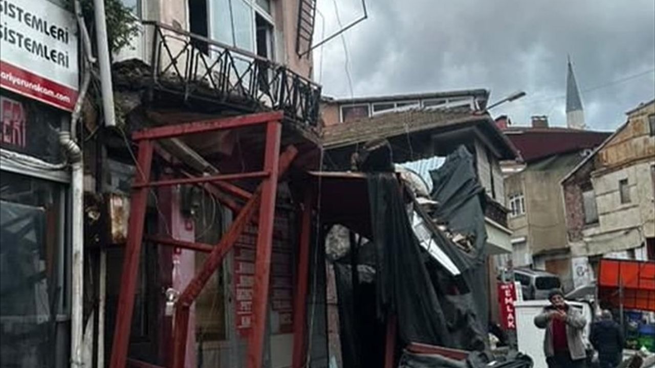 Sarıyer'de Metruk Binada Balkon Çökmesi