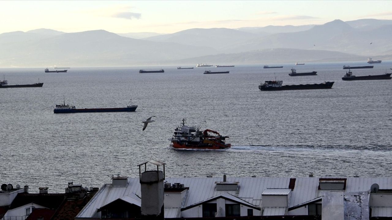 Sinop doğal limanına fırtına öncesi yoğun gemi akışı