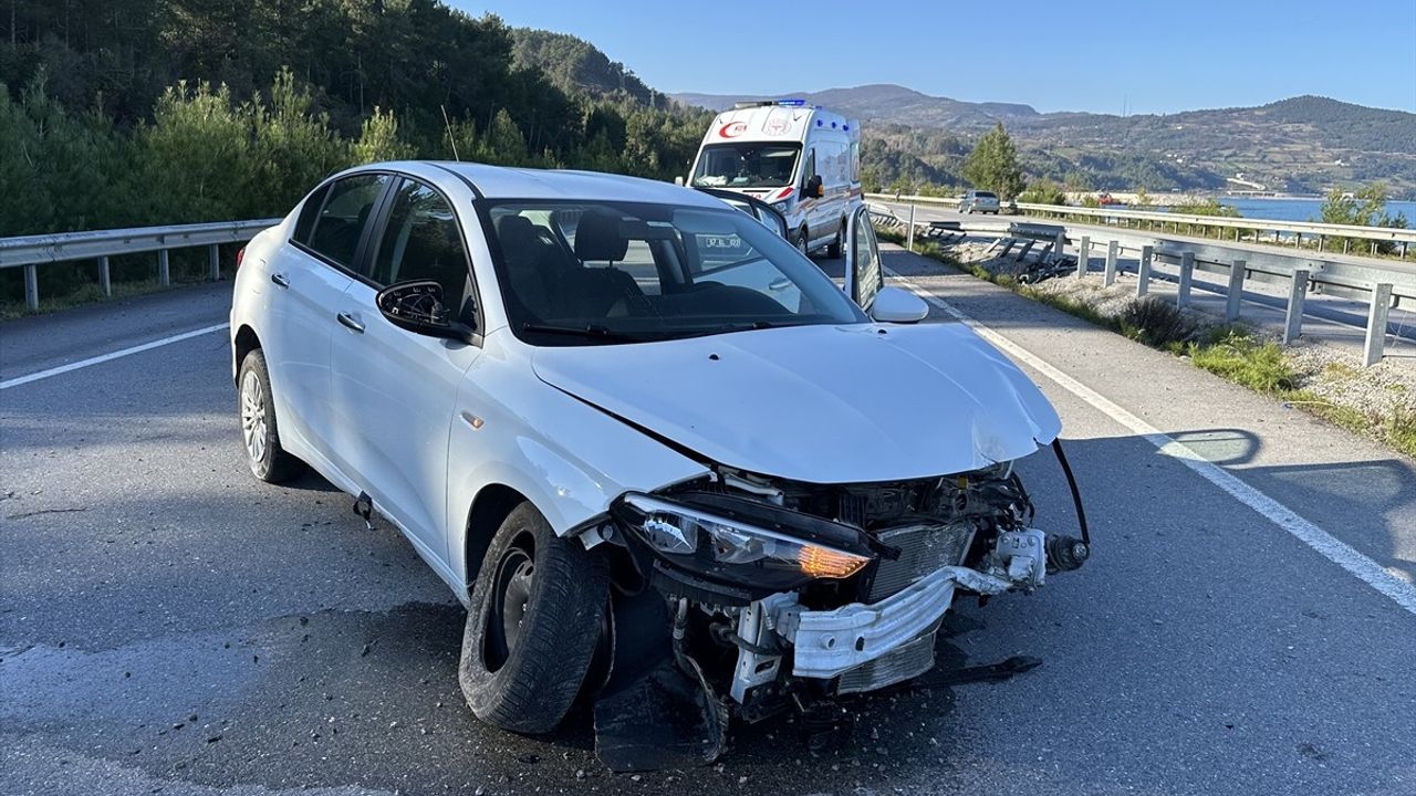 Sinop'ta Bariyere Çarpan Araçta 5 Kişi Yaralandı