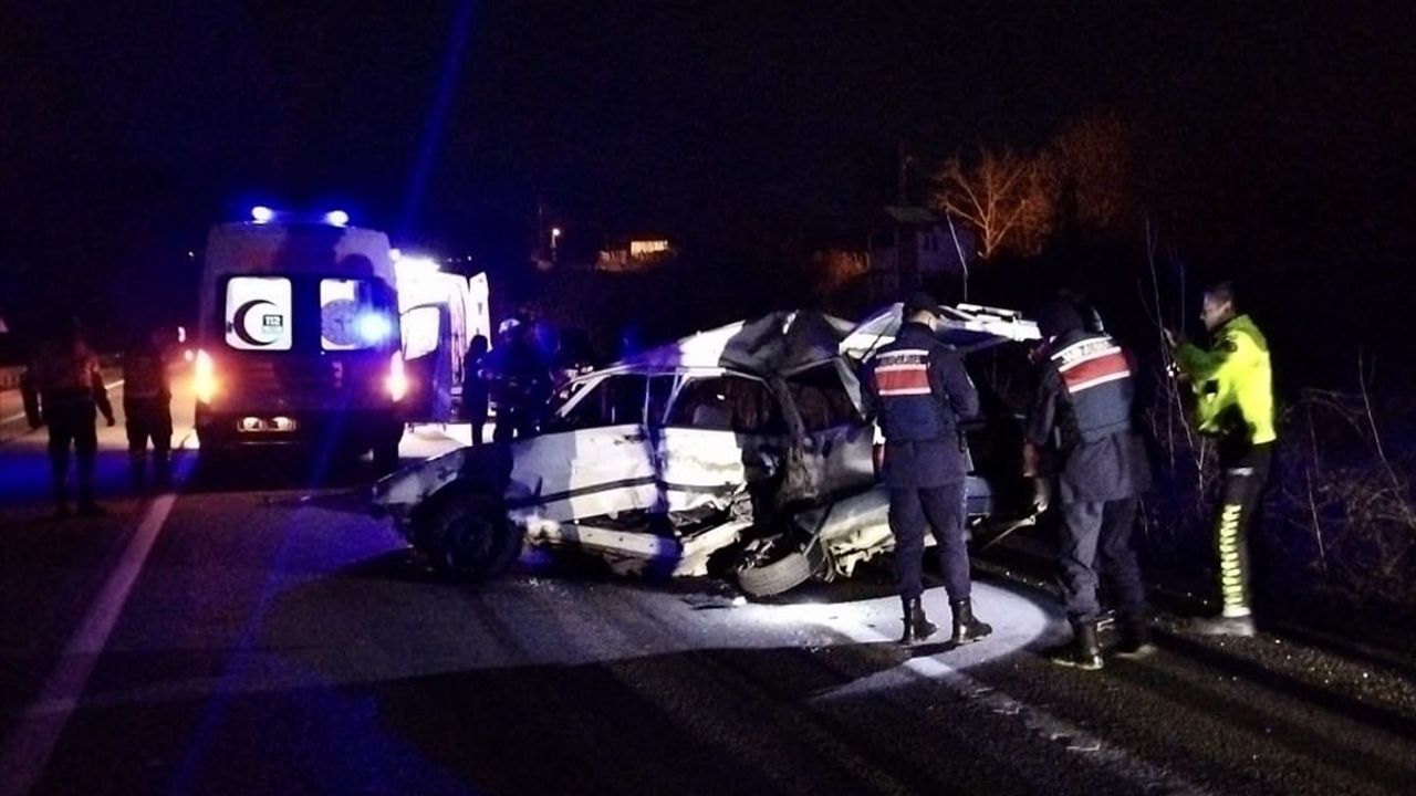 Sinop'ta Otomobil ve Yolcu Otobüsü Çarpıştı: 2 Ölü