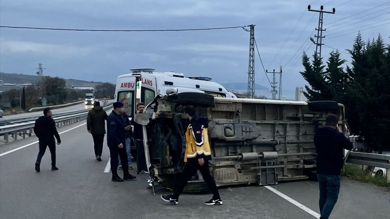 Sinop'ta Servis Minibüsü Devrildi: 15 Yaralı