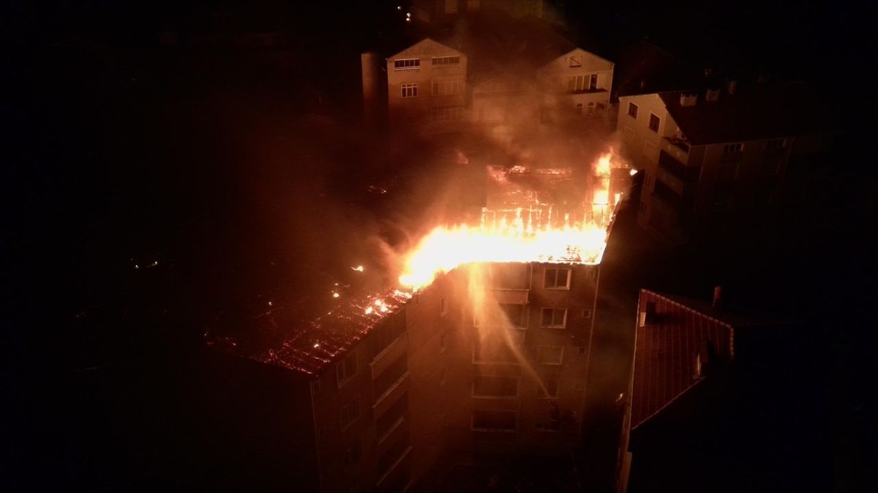 Sinop'taki Yangın Apartmanda Hasara Yol Açtı