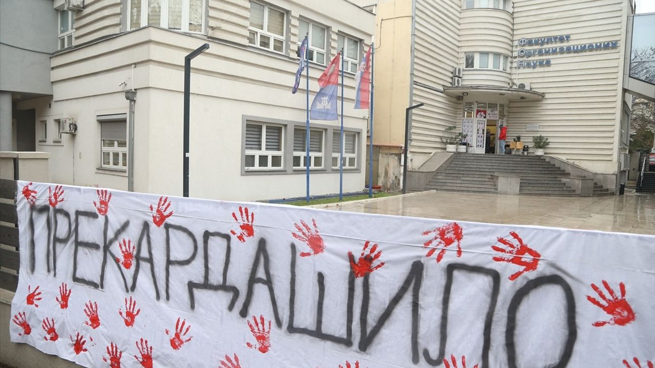 Sırbistan'da Öğrenci Protestoları Sürüyor