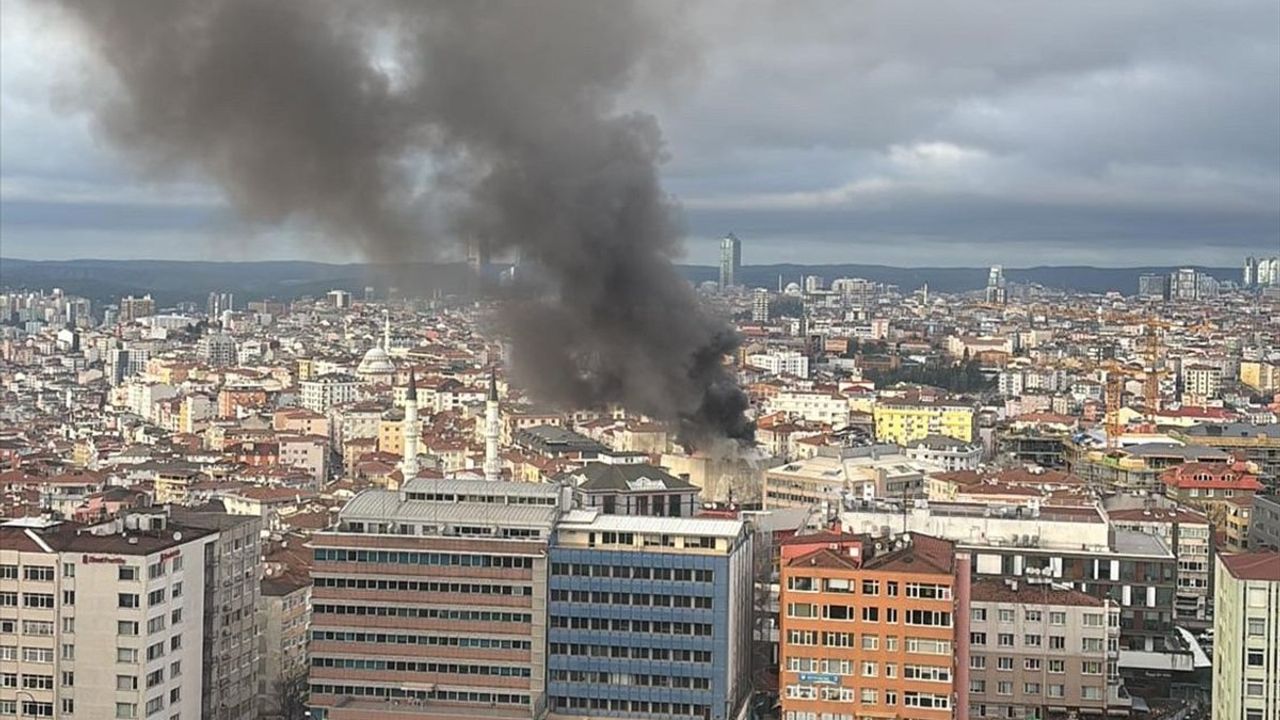 Şişli'de Yıkım Halindeki Binada Yangın Çıktı