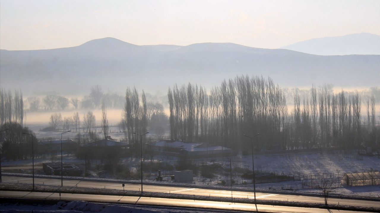 Sivas'ın Hafik İlçesinde Soğuk Hava ve Sis Etkili