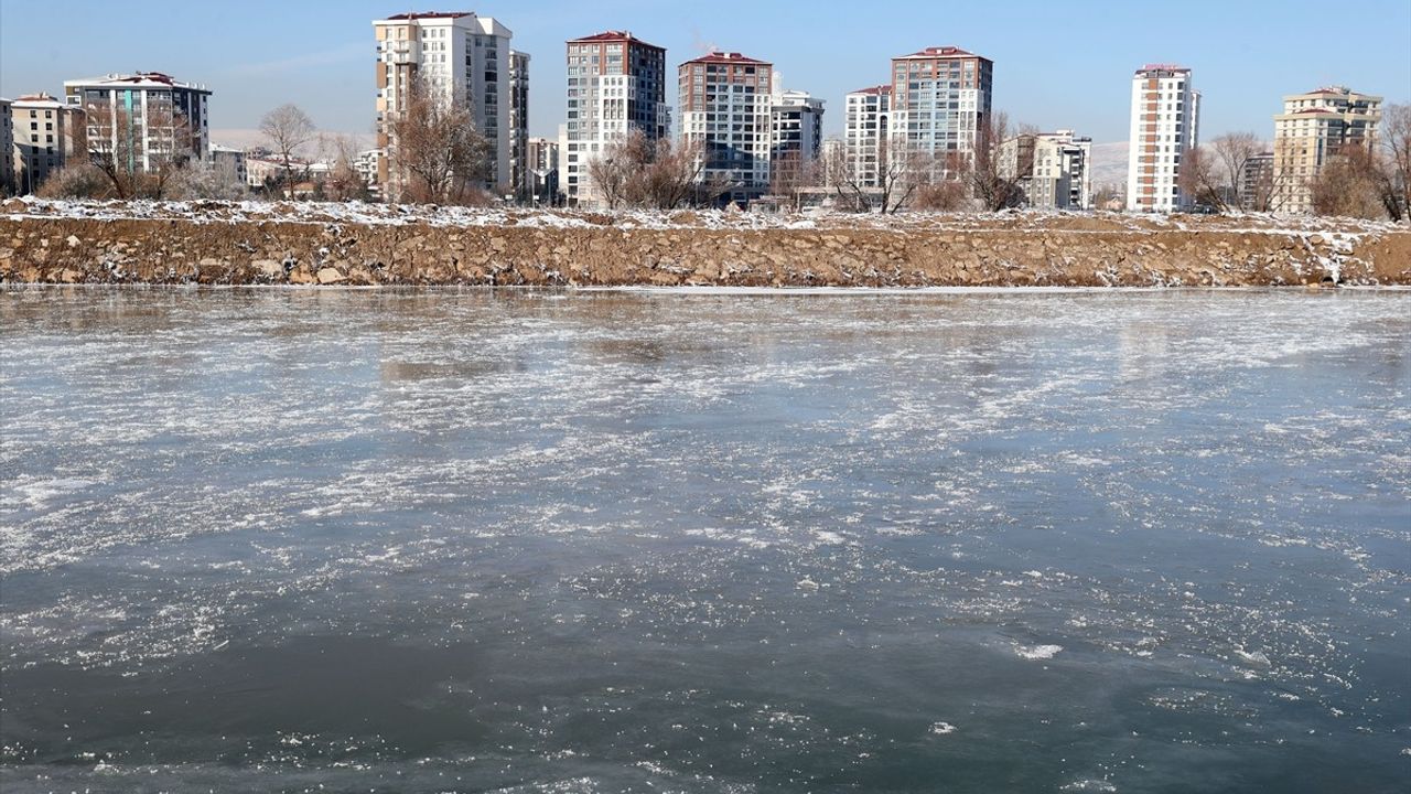 Sivas'ta Kızılırmak Nehri Buzla Kapalandı