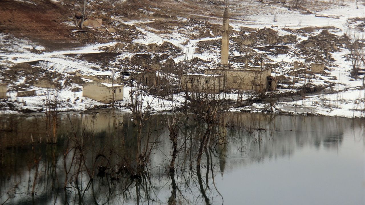 Sivas'ta Pusat Köyü Karla Kaplandı