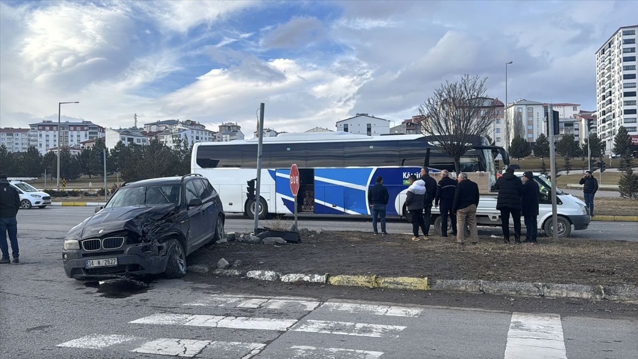 Sivas'ta Yolcu Otobüsü ve Cip Çarpıştı, 3 Yaralı