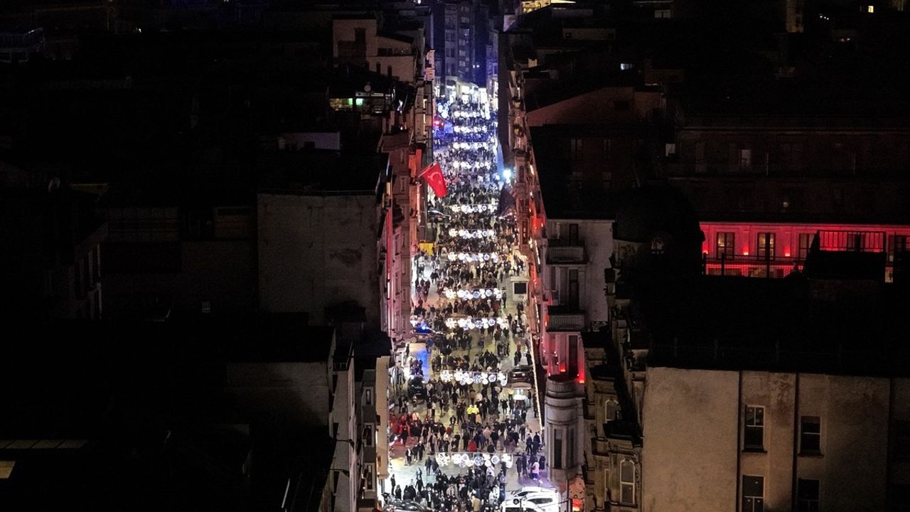 Taksim Meydanı ve İstiklal Caddesi'nde Yılbaşı Kutlamaları