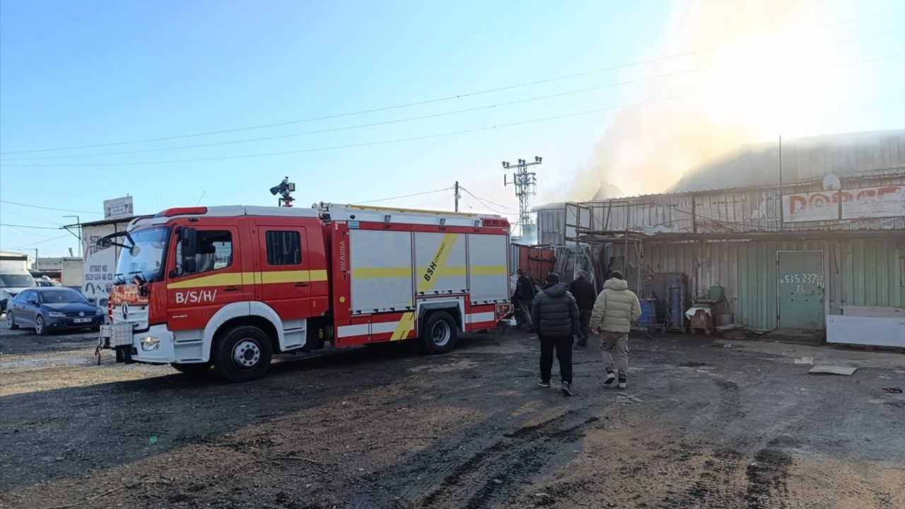 Tekirdağ'da Konteyner İmalathanesinde Yangın Söndürüldü