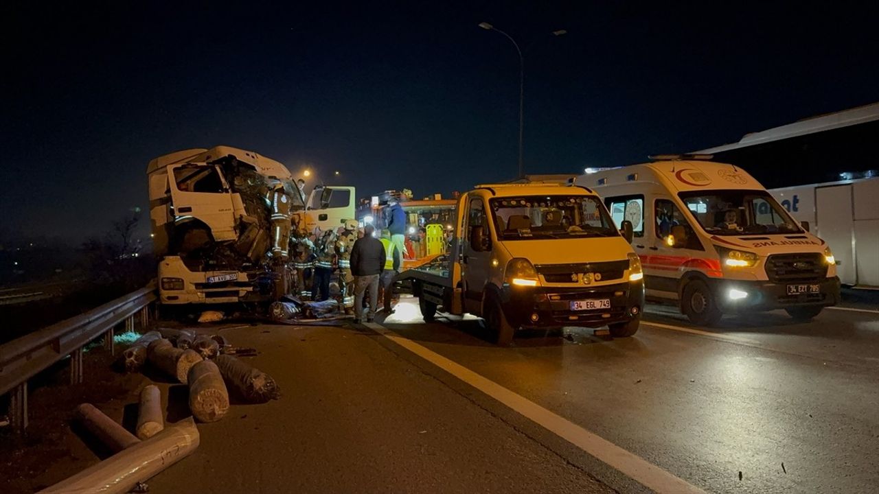 TEM Otoyolu'nda Tır Çarpışması: 1 Yaralı