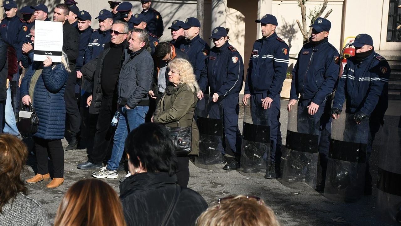 Tiran'da Belediye Başkanı Veliaj'a Yönelik İstifa Protestoları Devam Ediyor