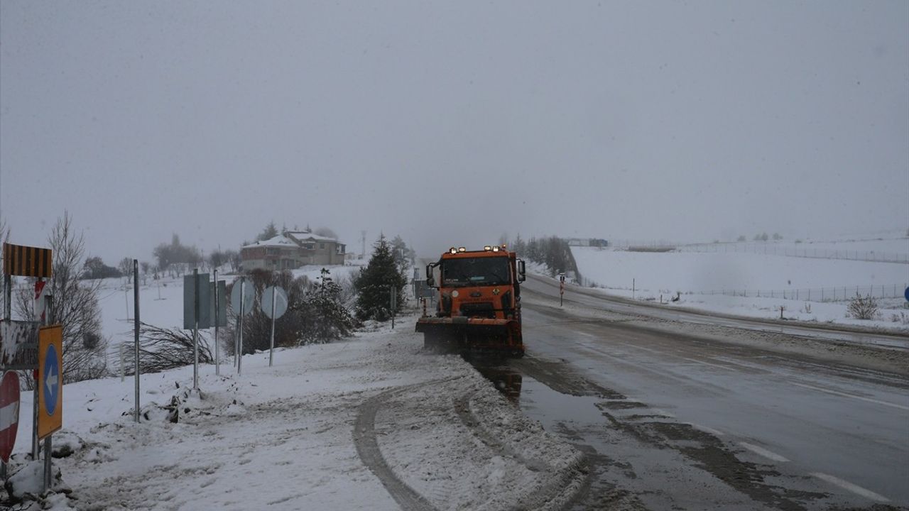 Tokat-Sivas Kara Yolunda Kar Yağışı Etkili Oluyor