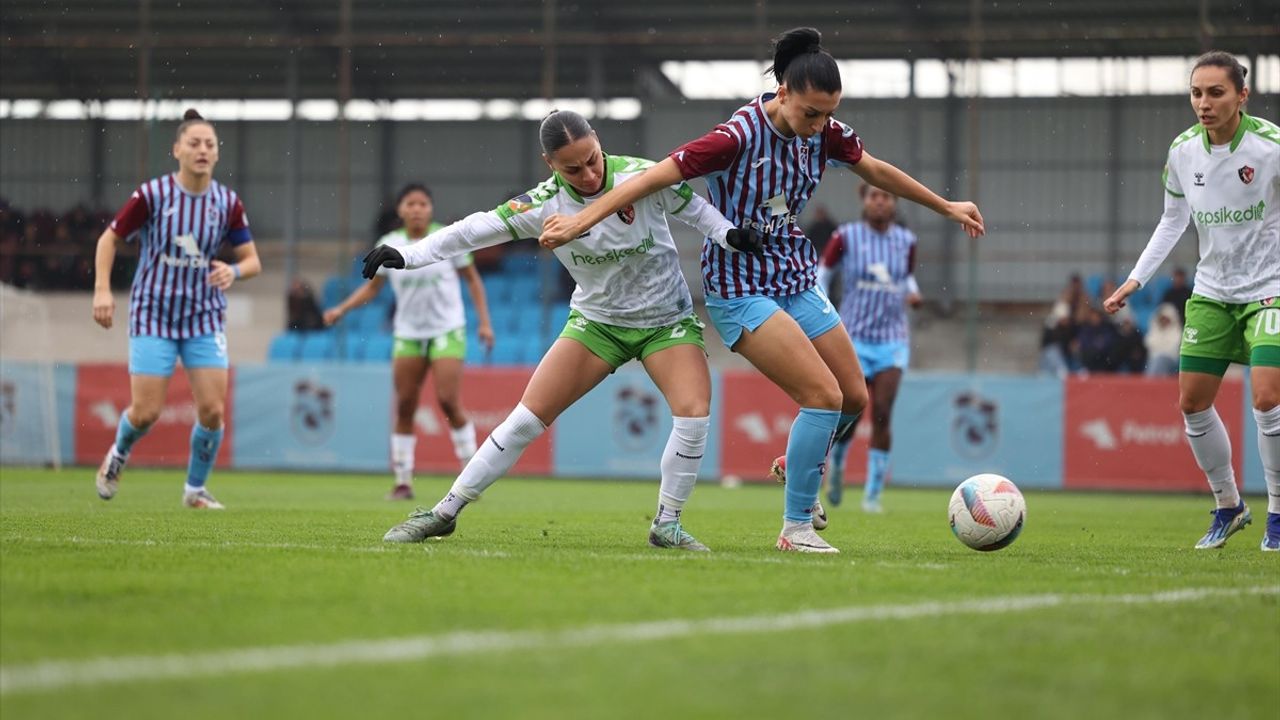 Trabzonspor Kadın Futbol Takımı Ünye'yi Farklı Geçti