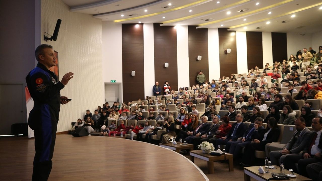 Türkiye'nin İlk Astronotu Alper Gezeravcı Çanakkale'de Öğrencilerle Buluştu