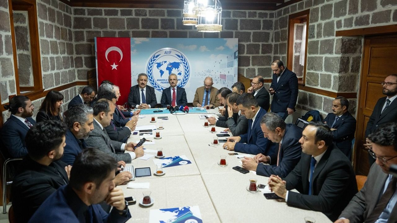 Ulaştırma ve Altyapı Bakanı Uraloğlu, Suriye'deki Havaalanları ve Altyapı Yatırımları Hakkında Açıklamalarda Bulundu