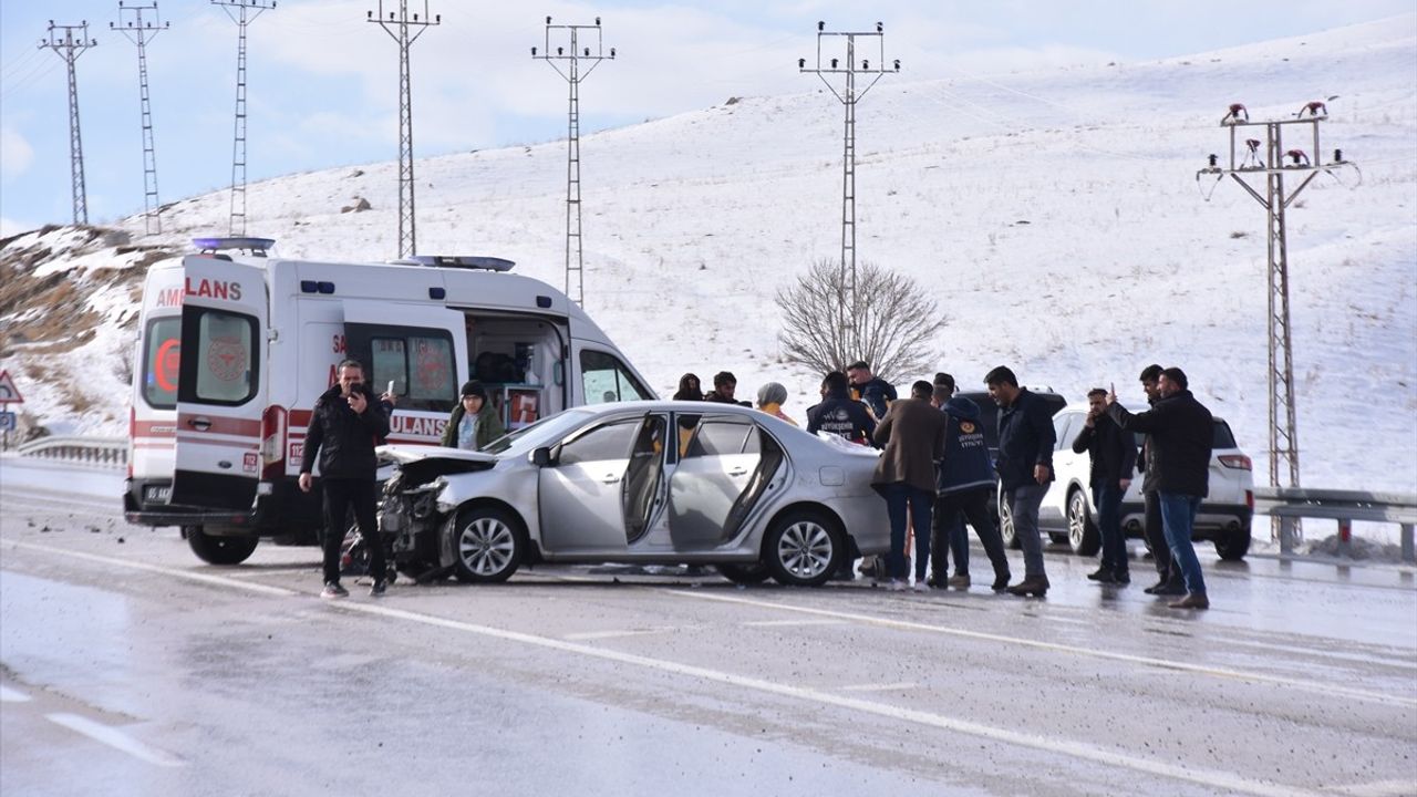 Van'da Bariyerlere Çarpan Otomobilde Beş Yaralı