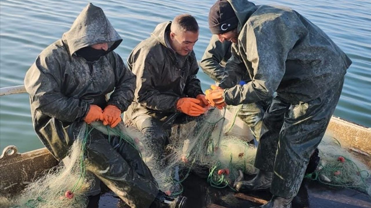 Van'da Erçek Gölü'nde Kış Aylarında Balıkçılık Faaliyetleri Devam Ediyor