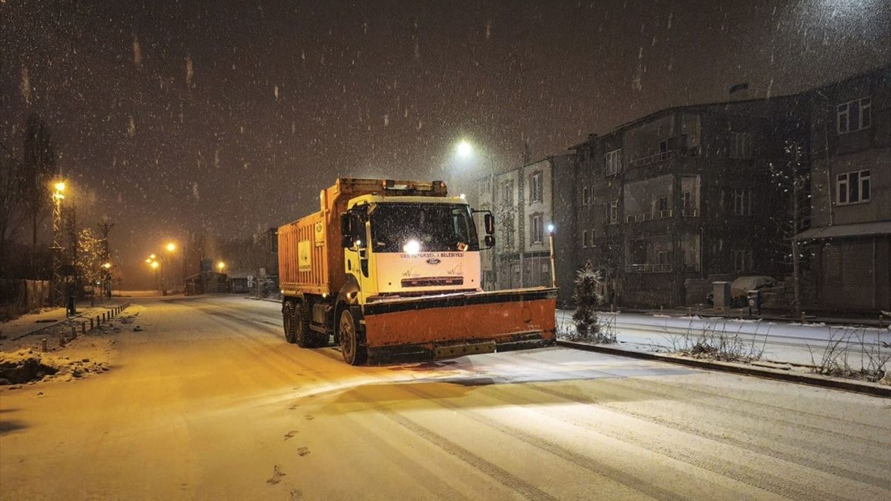 Van'da Kış Koşulları Sebebiyle 21 Yerleşim Yeri Ulaşıma Kapandı