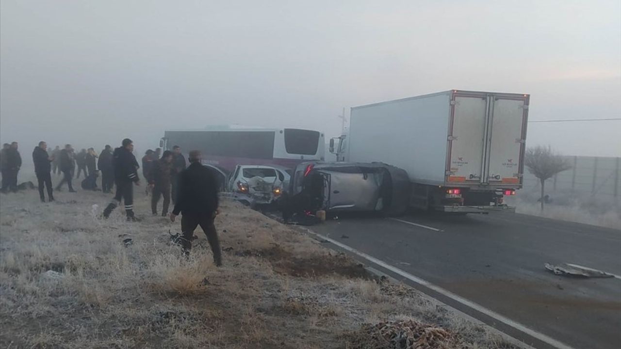 Van'da Zincirleme Trafik Kazaları: 2 Ölü, 15 Yaralı