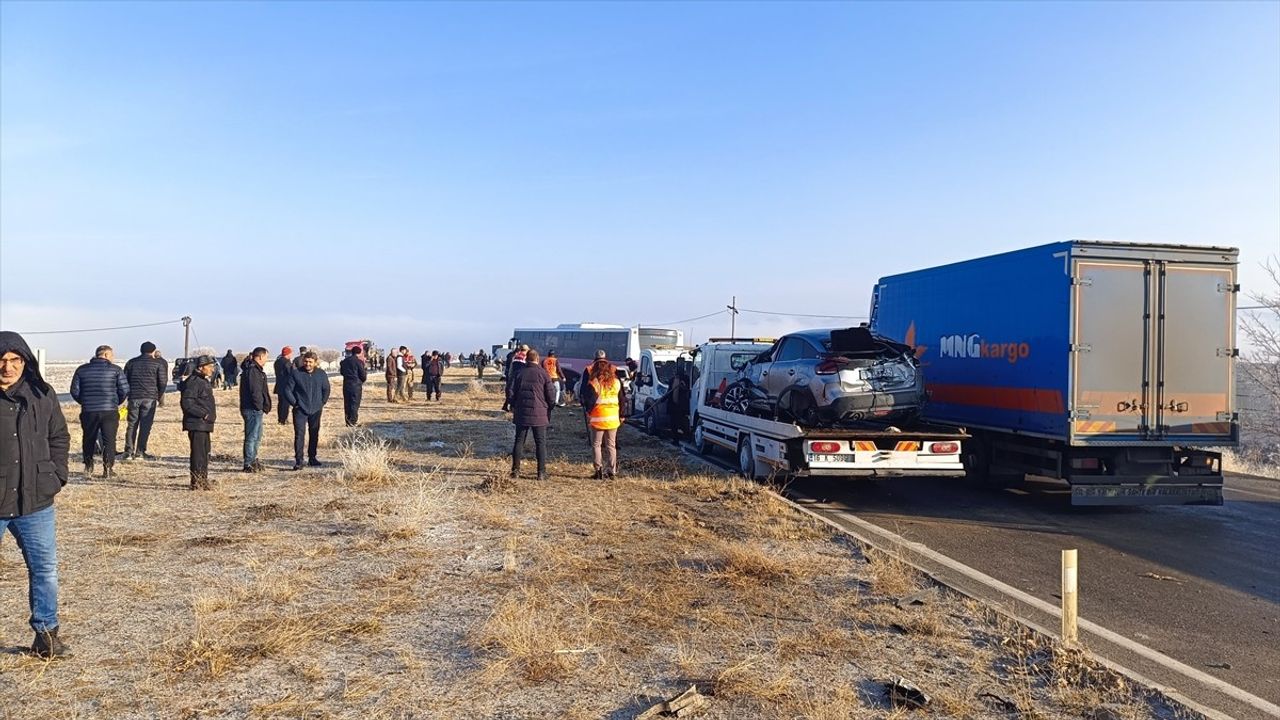 Van'da Zincirleme Trafik Kazası: Çok Sayıda Yaralı Var