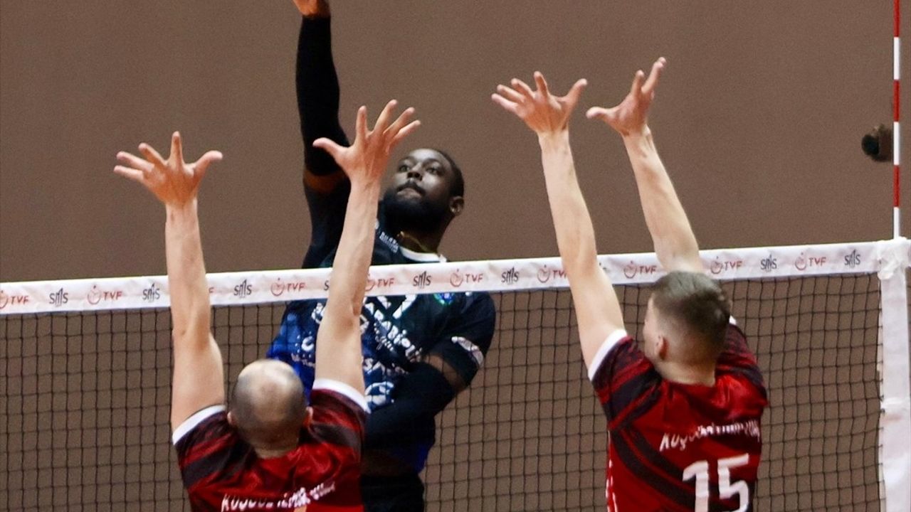 Voleybolda Bursa Büyükşehir Belediyespor Galip