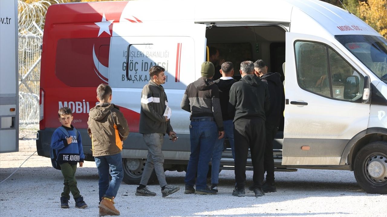 Yayladağı Sınır Kapısı'ndan Suriyeli Göçmenlerin Ülkelerine Dönüşü Devam Ediyor