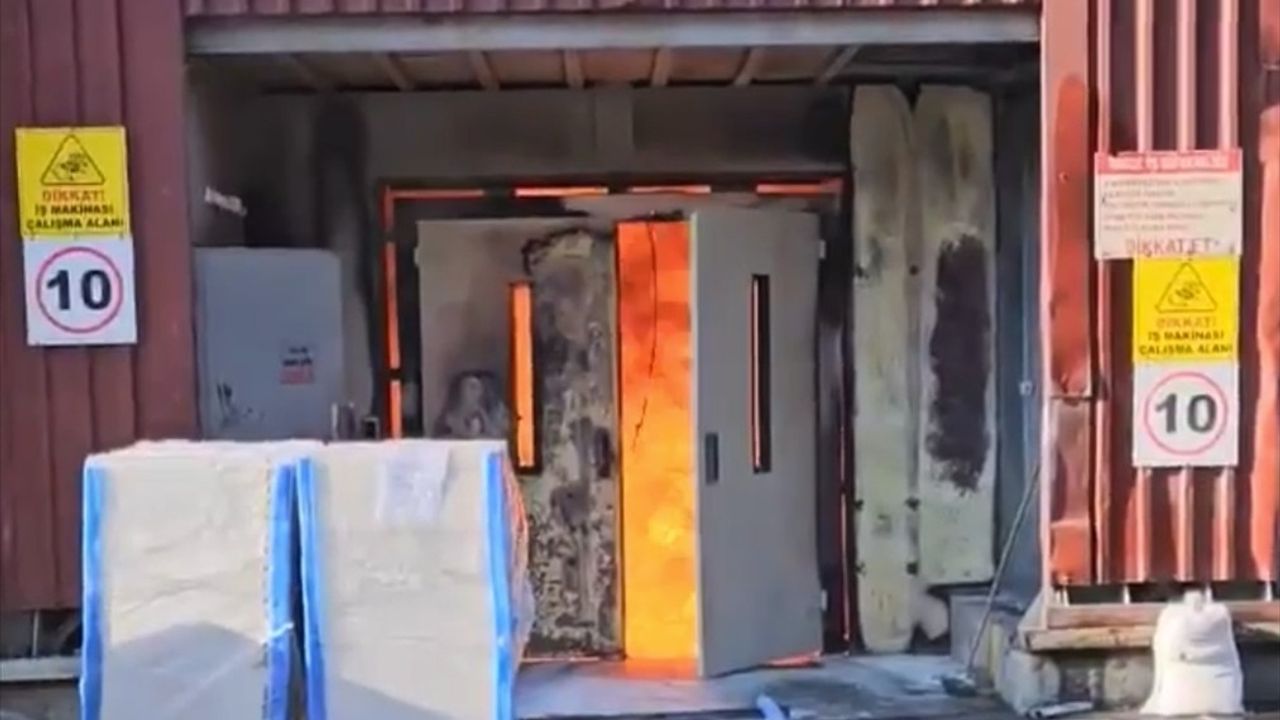 Zeytinburnu'nda Yangın Paniği: 6 Katlı Binanın Asansöründe Çıkan Alevler Kontrol Altına Alındı