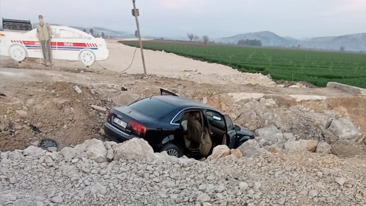 Adana'da Çukura Düşen Otomobilde 5 Yaralı