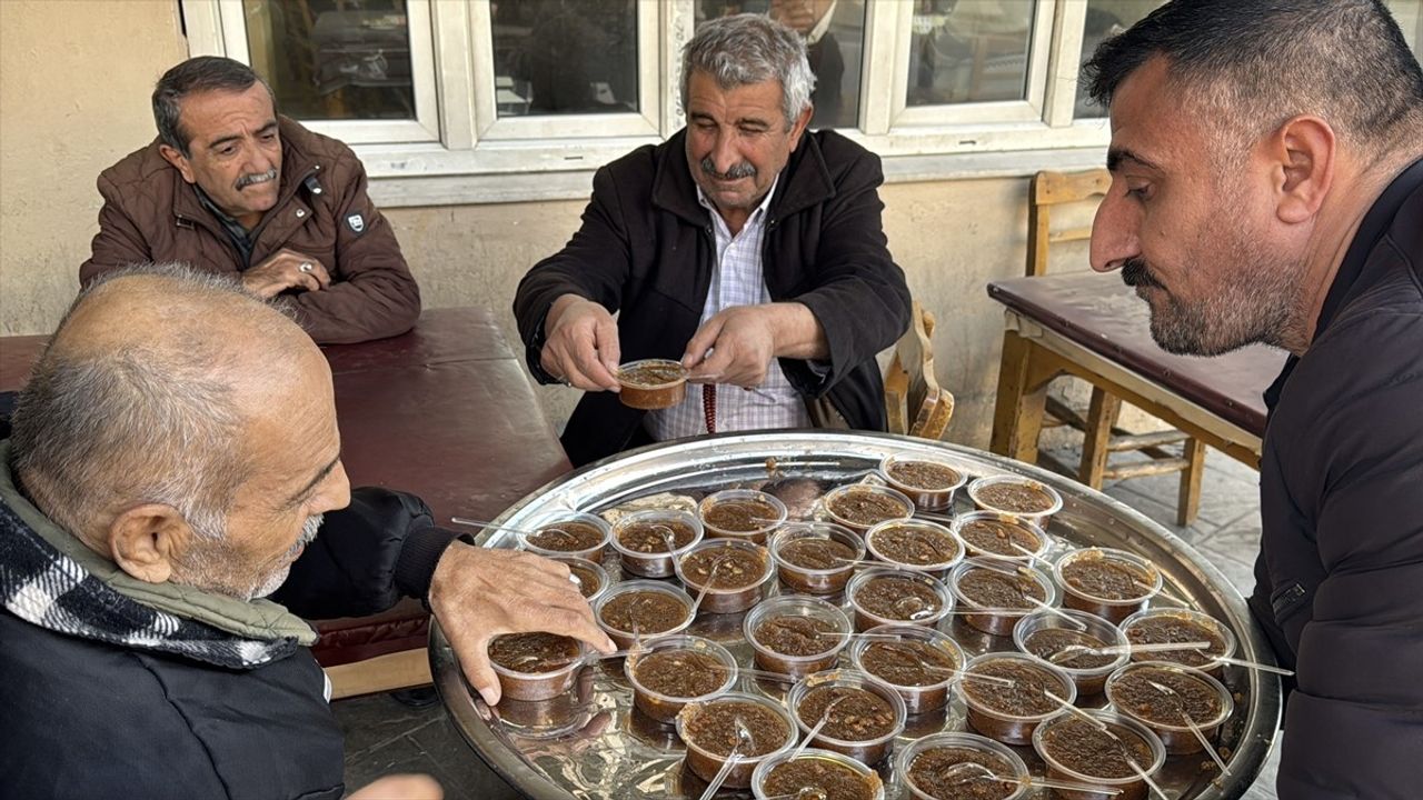 Adana'da Ferdi Tayfur İçin Helva Dağıtımı