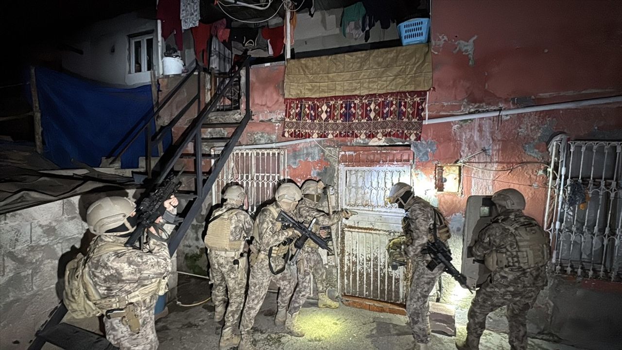 Adana'da Uyuşturucu Operasyonu: 27 Zanlı Yakalandı