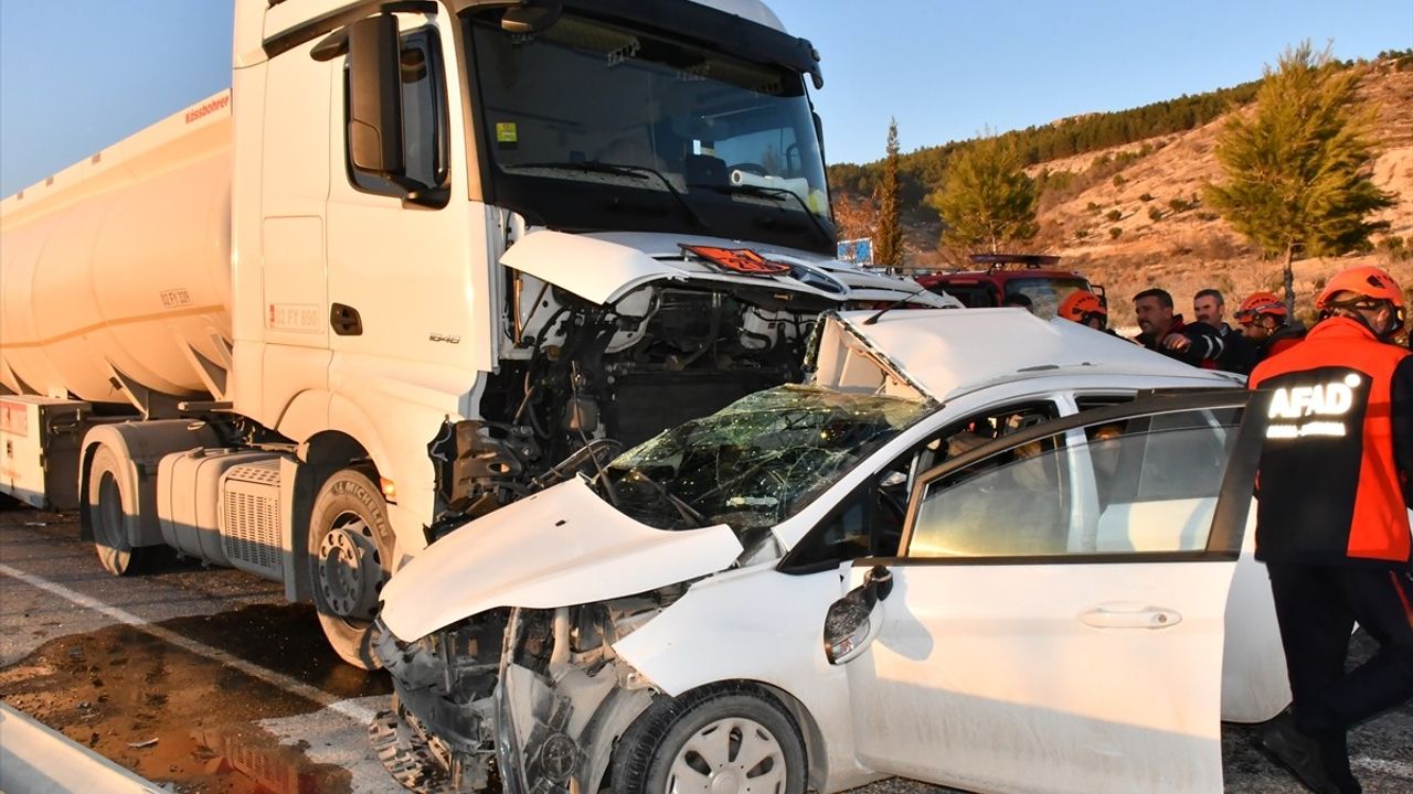 Adıyaman'da Yakıt Tankeri ile Otomobil Çarpıştı: 3 Ölü, 4 Yaralı