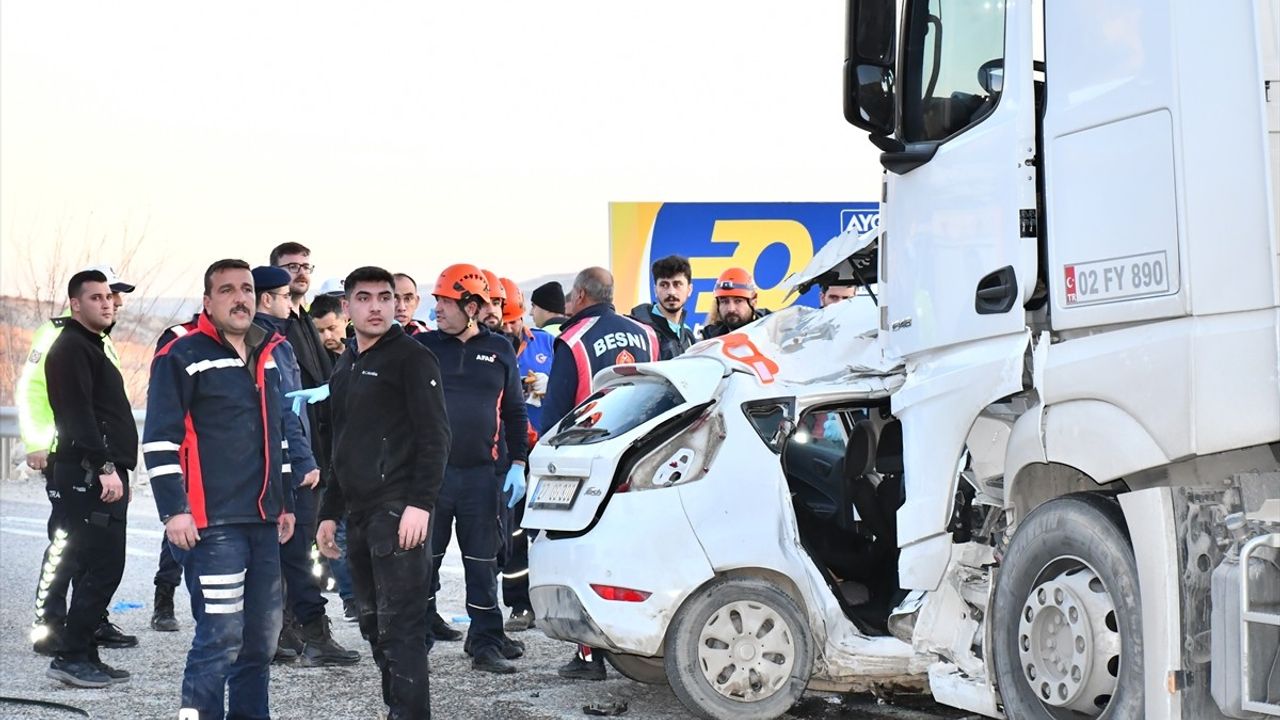 Adıyaman'da Yakıt Tankeri ile Otomobil Çarpıştı: 4 Kişi Hayatını Kaybetti