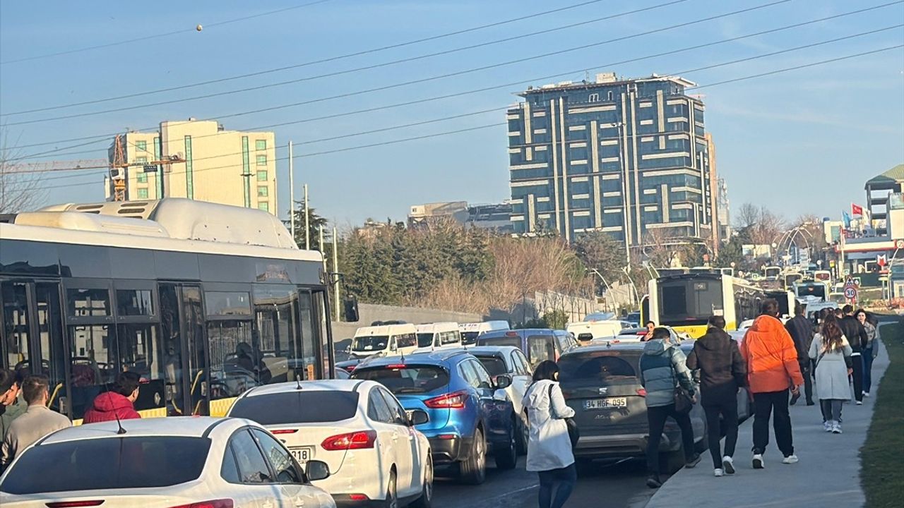 Ahçelievler'de İETT Otobüsü Kazası: Trafik Yoğunluğu Oluştu