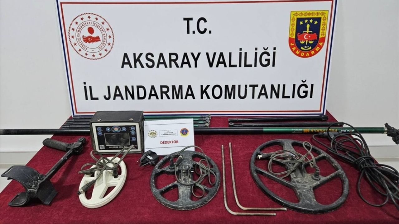 Aksaray'da Kaçak Kazı Operasyonu: Saman Balyalarıyla Gizlenmiş Tünel Bulundu