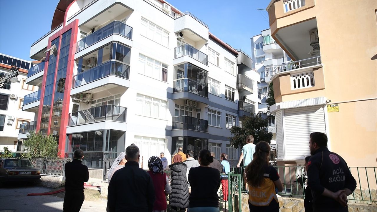 Alanya'da Yangında Mahsur Kalan 5 Kişi Kurtarıldı