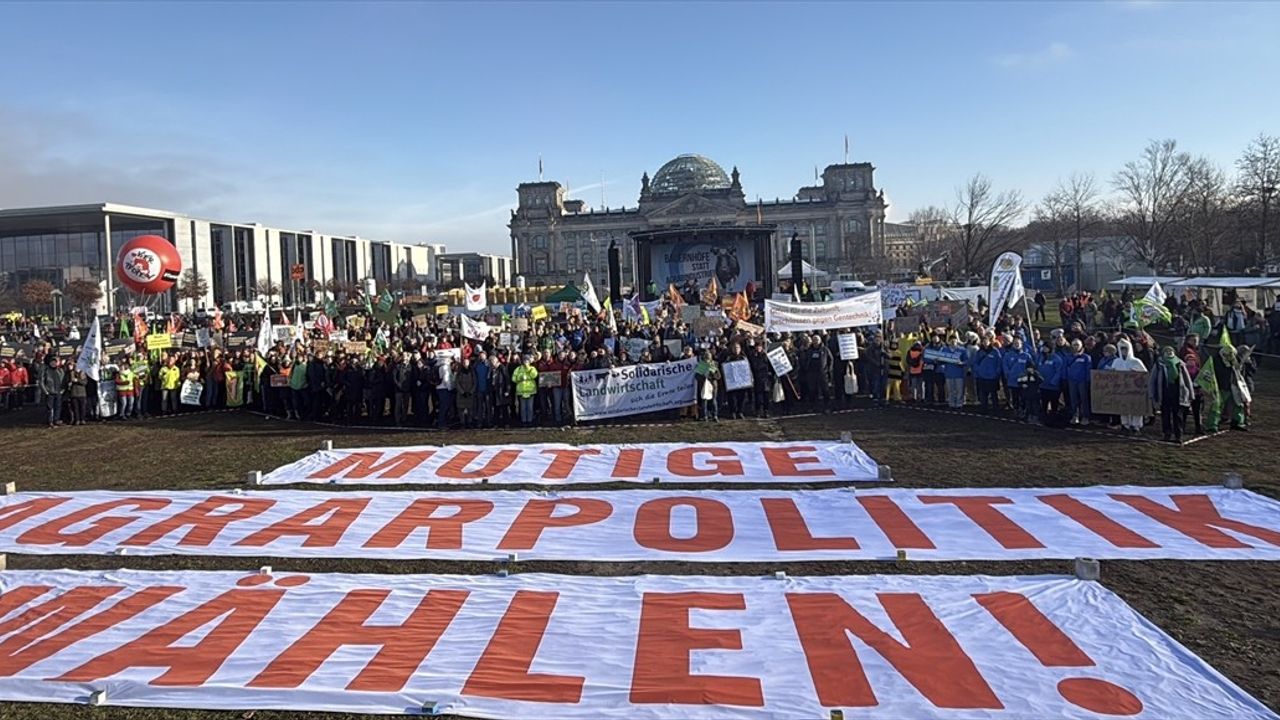 Almanya'da Çiftçiler Protesto Düzenledi