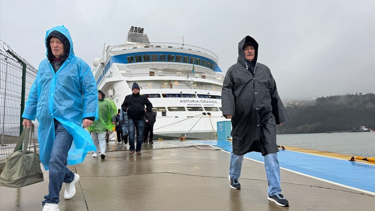 Amasra'ya Gelen Astoria Grande Kruvaziyeri 722 Yolcu Taşıdı