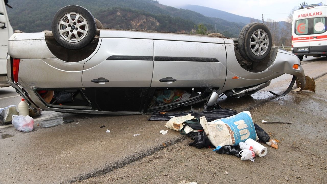 Amasya'da Otomobil Devrildi: 4 Yaralı