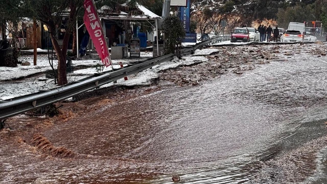 Antalya'da Dolu ve Sağanak Yağış Etkili Oldu