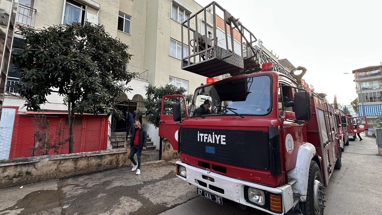 Antalya'da Ev Yangını: 2 Kişi Hastaneye Kaldırıldı