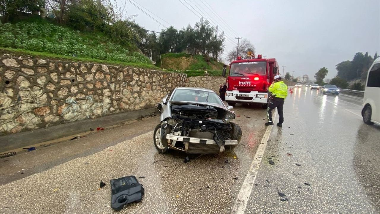 Antalya'da Trafik Kazası: 2 Yaralı