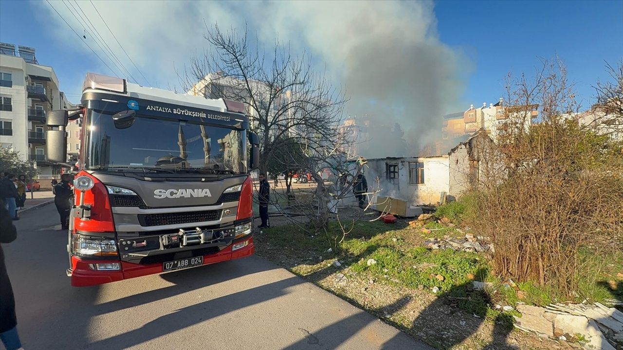 Antalya Muratpaşa'da Gecekonduda Yangın Çıktı