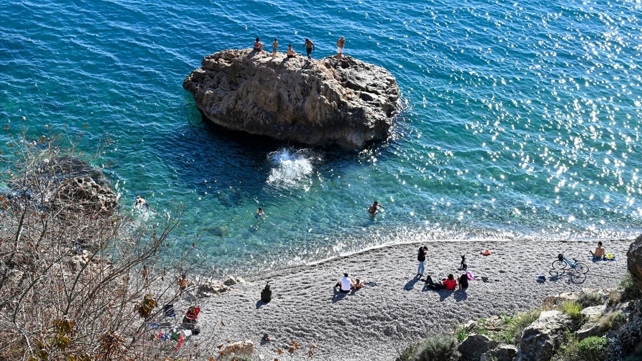 Antalya Sahilleri Güneşli Hava ile Dolu