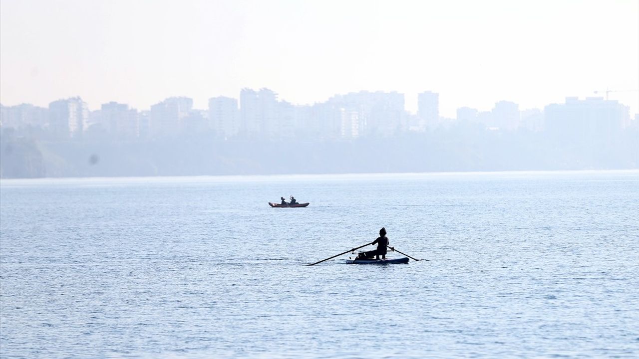 Antalya Sahillerinde Güneşli Havada Yoğunluk