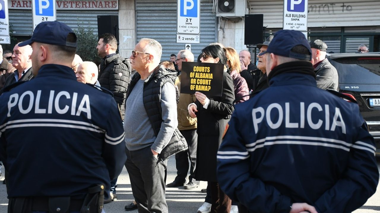 Arnavutluk'ta Eski Başbakan Berisha'ya Destek Gösterisi