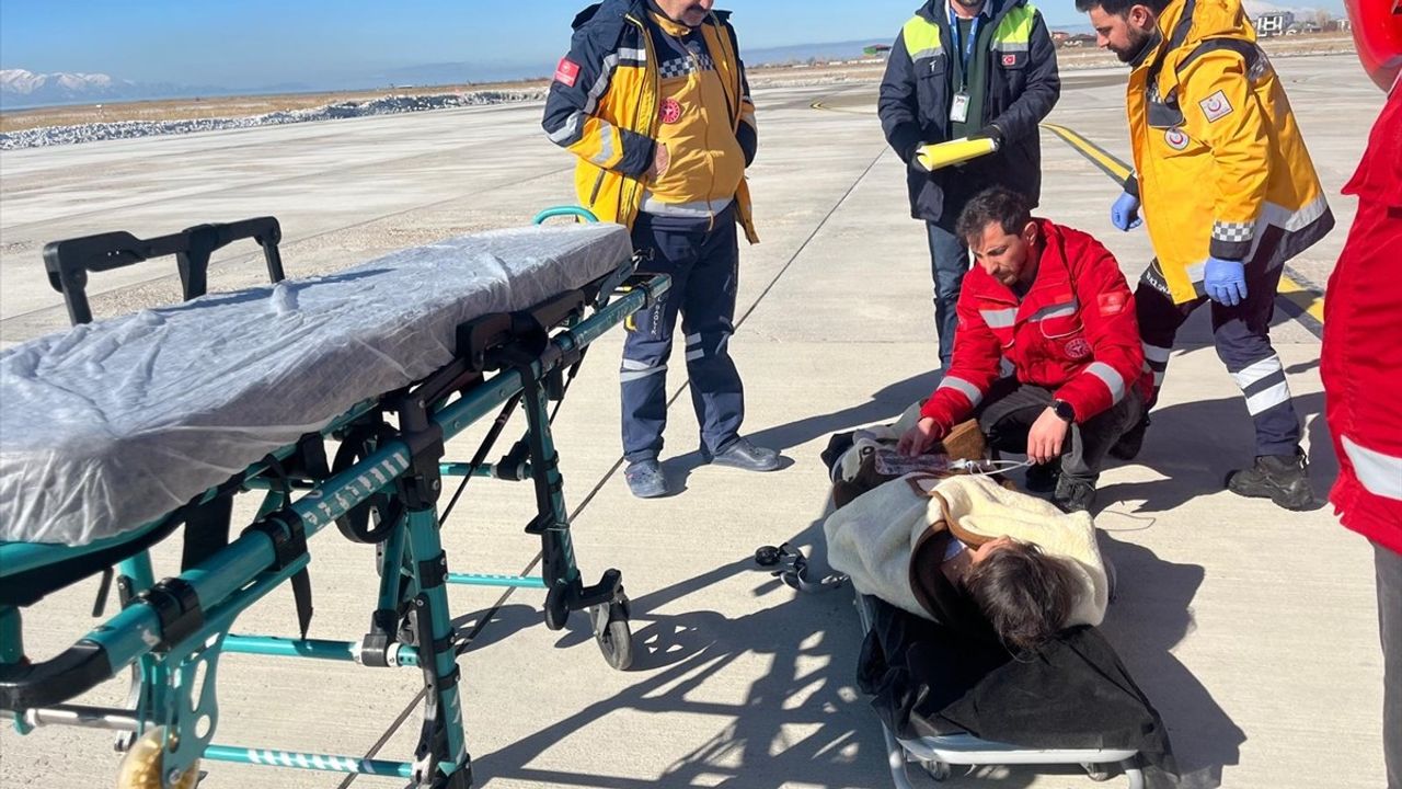 Ateşli Havale Geçiren Çocuk Ambulans Helikopterle Van'a Sevk Edildi