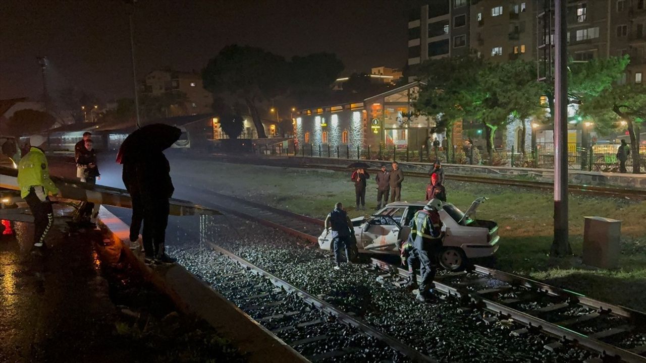 Aydın'da Otomobilin Tren Raylarına Düşme Anı