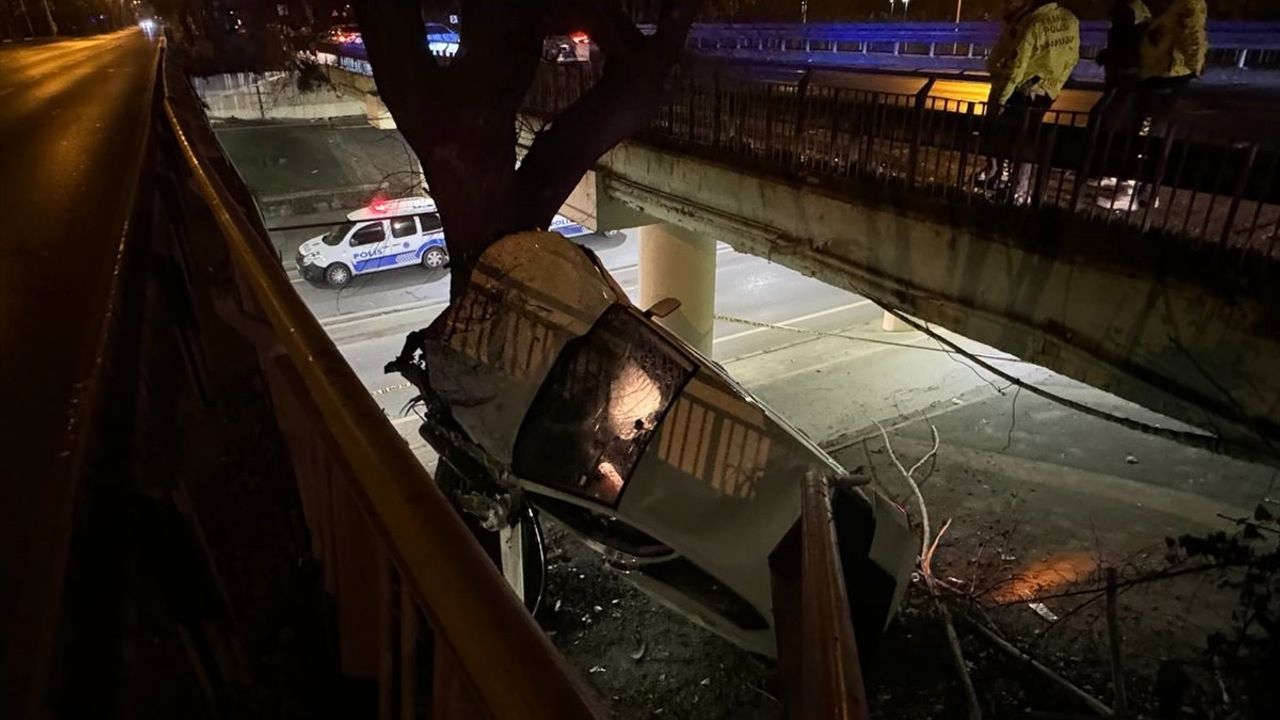 Bakırköy'deki Viyadük Kazası: Otomobil Düşerken Sürücü Yaralandı